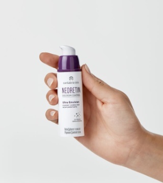medium-neoretin_discrom-control-ultra-emulsion_packshot_grey-background_in-hand_2025
